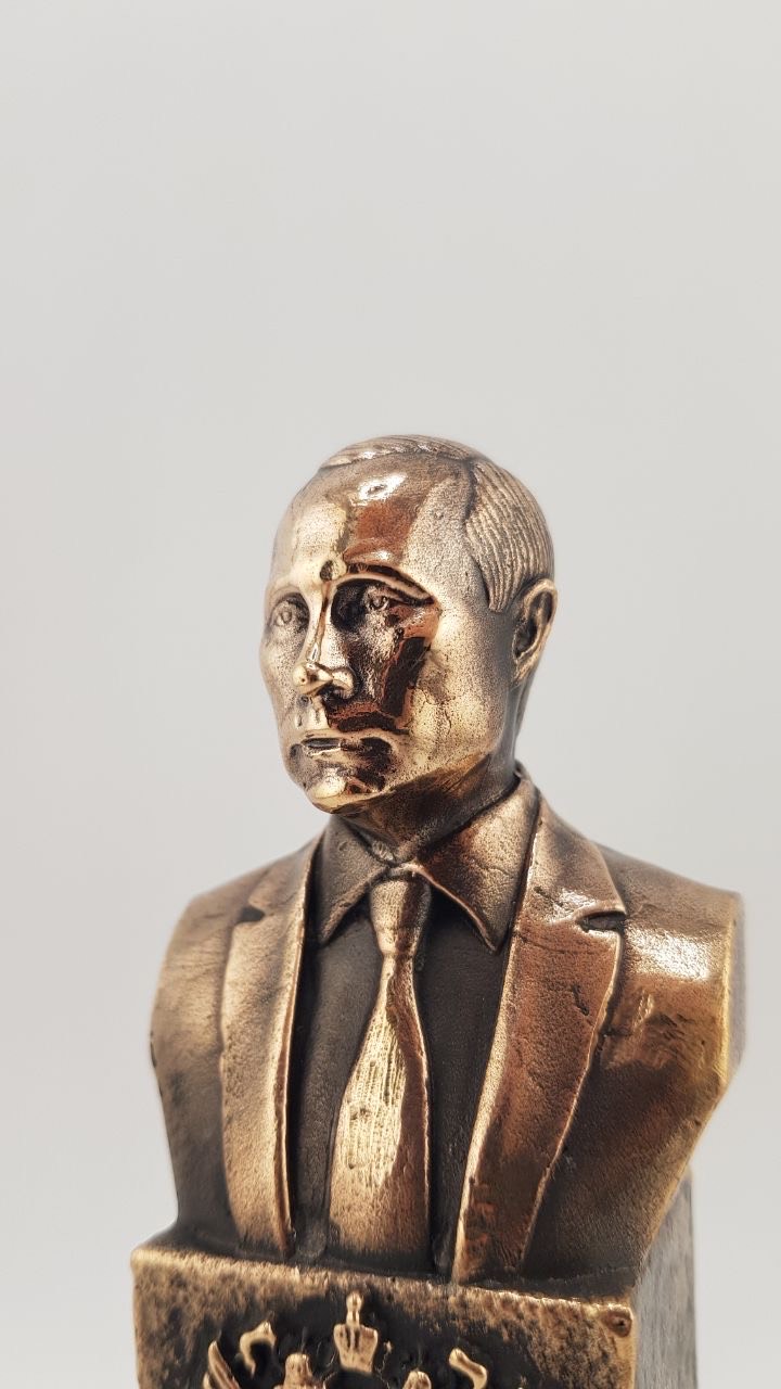 Путин на подставке Россия бюст